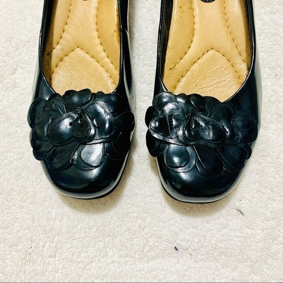 EARTH Floral Black slip-on man-made flats women’s size 7.5B - Picture 2 of 9